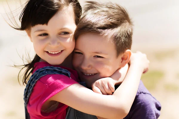 Deux enfants heureux étreignant à l'extérieur — Photo