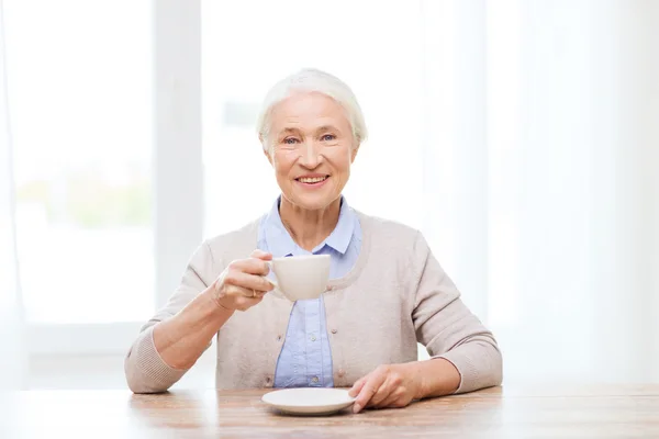 Щаслива старша жінка з чашкою кави — стокове фото