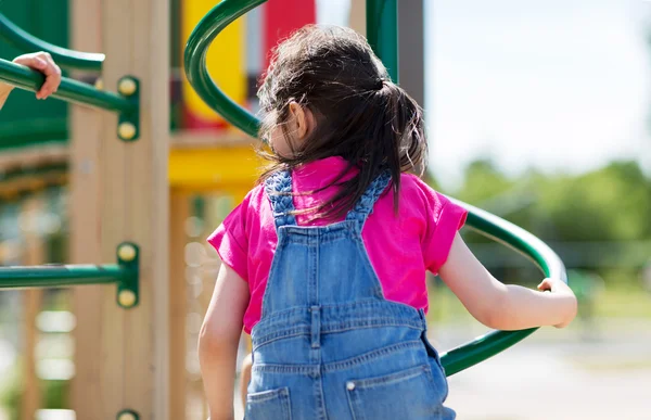 Mädchen klettert auf Kinderspielplatz — Stockfoto