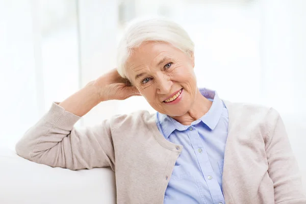 Gelukkig senior vrouw thuis — Stockfoto