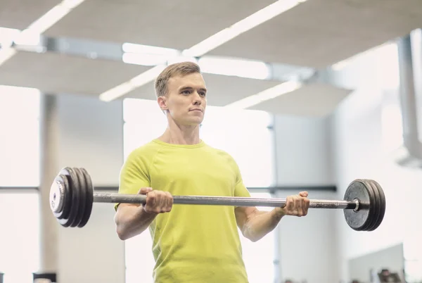 Man gör träning med skivstång i gym — Stockfoto