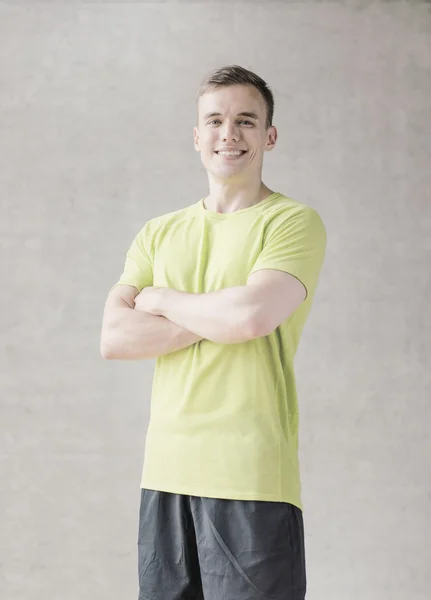 Glimlachende man in gym — Stockfoto