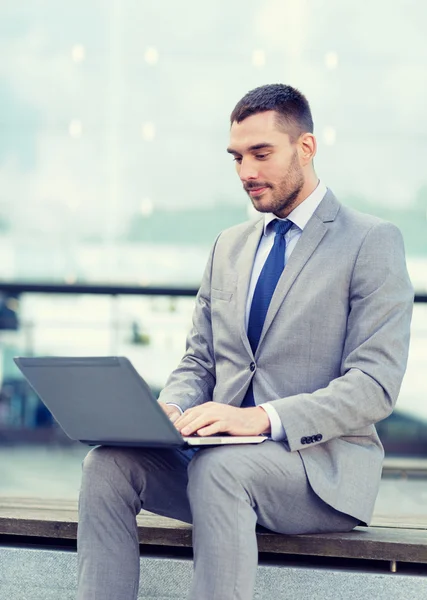 Geschäftsmann arbeitet mit Laptop im Freien — Stockfoto