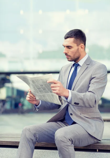 Young serious businessman newspaper outdoors — Stock Photo, Image