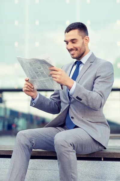 Junge lächelnde Geschäftsmann Zeitung im Freien — Stockfoto
