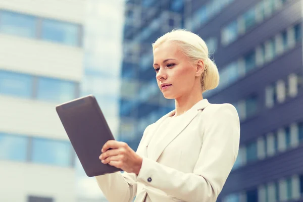 Femme d'affaires travaillant avec tablette PC à l'extérieur — Photo
