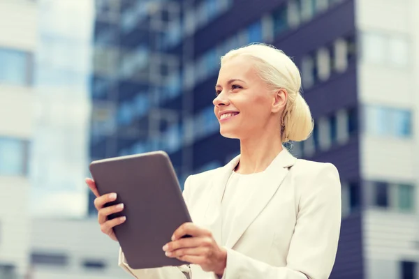 Mujer de negocios sonriente con tableta pc al aire libre —  Fotos de Stock