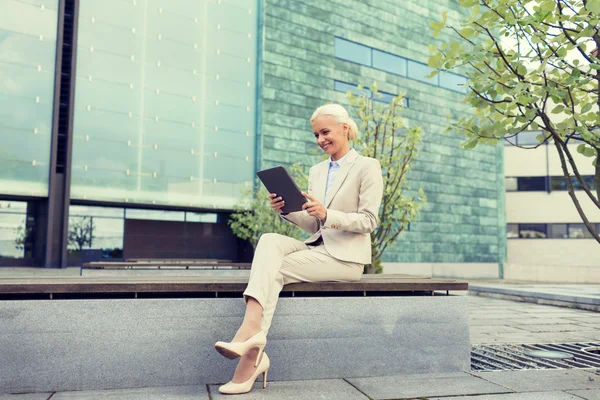 Femme d'affaires souriante avec tablette PC à l'extérieur — Photo