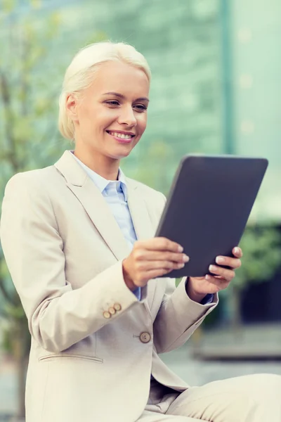 Femme d'affaires souriante avec tablette PC à l'extérieur — Photo