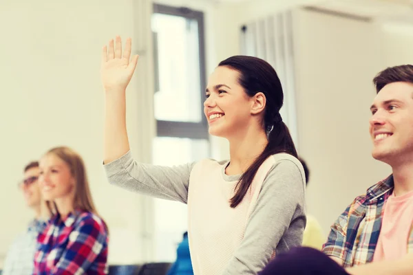 Groep lachende studenten in collegezaal — Stockfoto