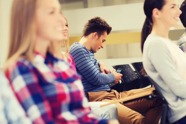 Groep lachende studenten in collegezaal — Stockfoto