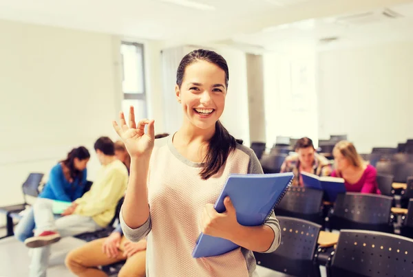 Grupo de estudiantes sonrientes en la sala de conferencias — Foto de Stock