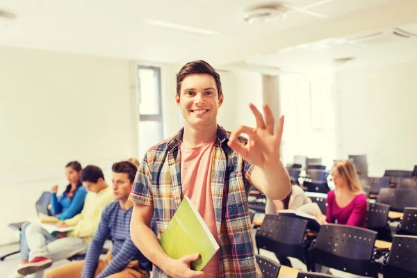 Grupo de estudiantes sonrientes en la sala de conferencias — Foto de Stock