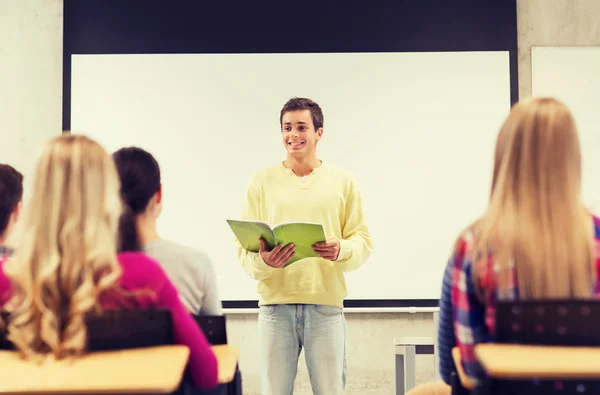 Grupp av leende elever i klassrummet — Stockfoto