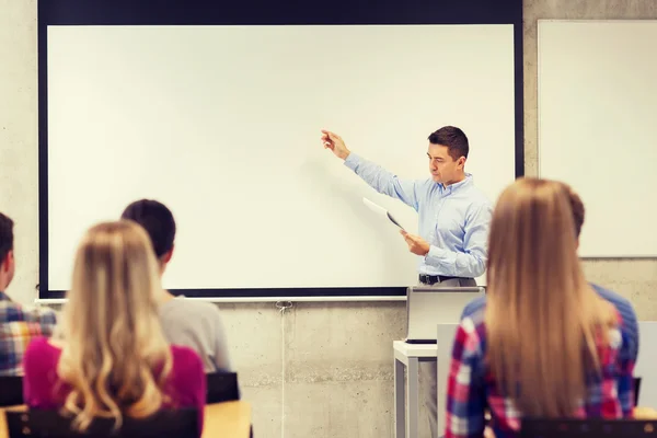 Schüler und Lehrer mit Notizblock — Stockfoto