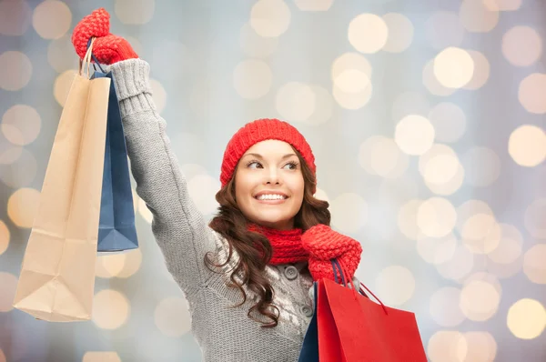 Vrouw in winterkleren met shopping tassen — Stockfoto