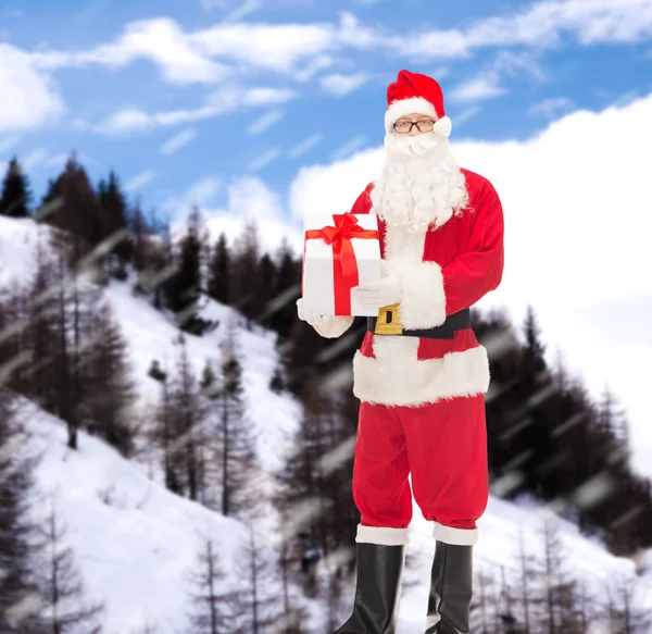 Muž v kostýmu santa Clause s dárkový box — Stock fotografie