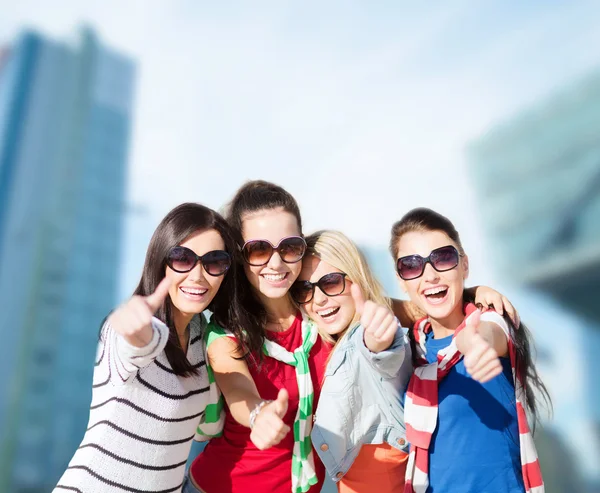 Glückliche Teenager-Mädchen zeigen Daumen hoch in der Stadt — Stockfoto