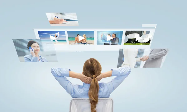 Empresária assistindo arquivos de mídia de vídeo — Fotografia de Stock