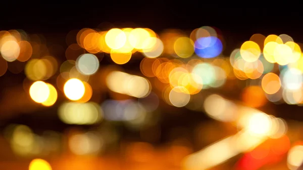 Luces brillantes doradas sobre fondo oscuro nocturno — Foto de Stock