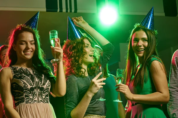 Amigos sonrientes con copas de champán en el club —  Fotos de Stock