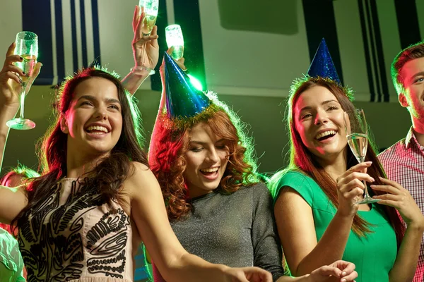 Amigos sonrientes con copas de champán en el club — Foto de Stock