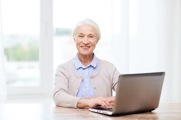 Felice donna anziana con computer portatile a casa — Foto Stock