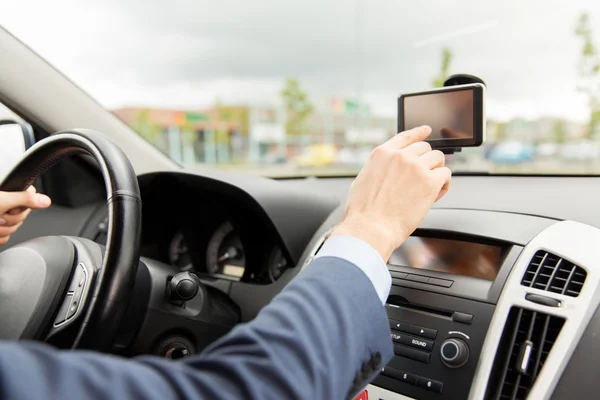 Menutup dari orang dengan gps navigator mengemudi mobil — Stok Foto