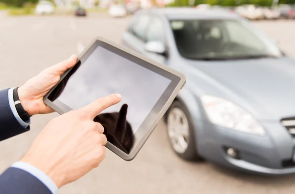 Close up of young man with tablet pc and car — Stock Photo, Image