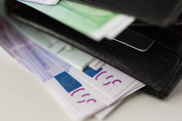 欧元纸币在钱包里的特写 — 图库照片