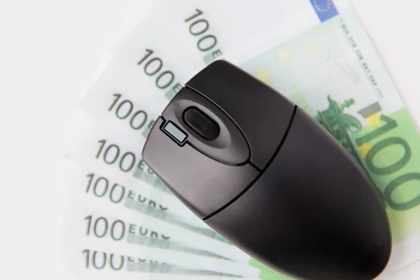Close-up de mouse computador e dinheiro do euro — Fotografia de Stock