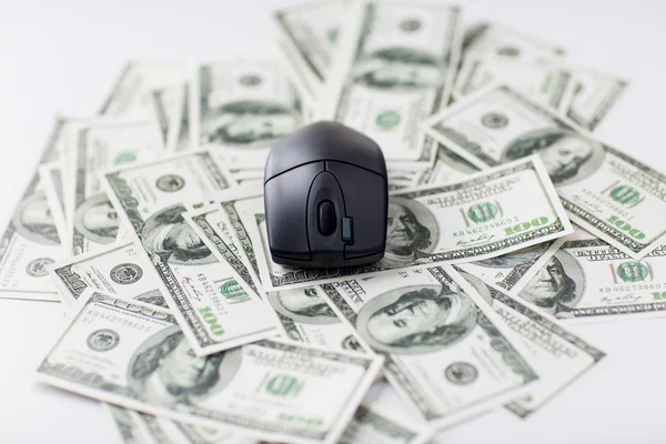 Primo piano del mouse del computer e denaro contante dollaro — Foto Stock