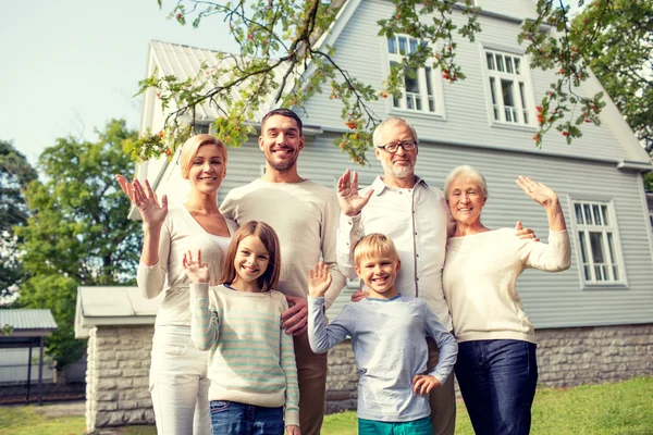 Gelukkige familie voor huis buitenshuis — Stockfoto