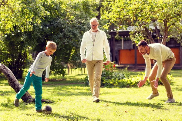 Gelukkige familie spelen voetbal buitenshuis — Stockfoto