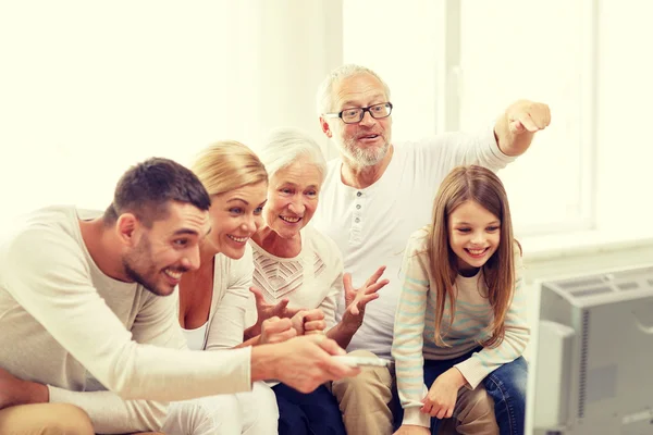 Família feliz assistindo TV em casa — Fotografia de Stock