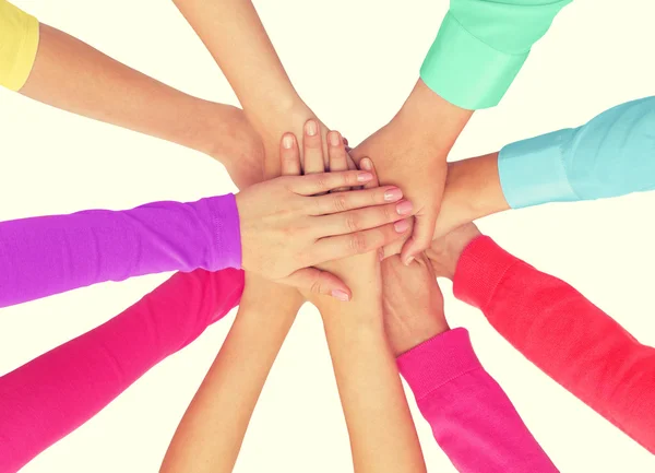 Close up van vrouwen handen bovenop in regenboog kleren — Stockfoto