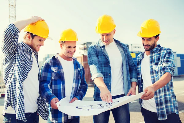 Grupo de construtores com tablet pc e planta — Fotografia de Stock