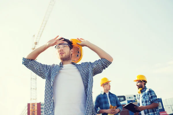 Grupp av byggare i hardhats utomhus — Stockfoto