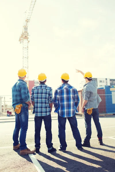 Groep bouwers in hardhats in openlucht — Stockfoto
