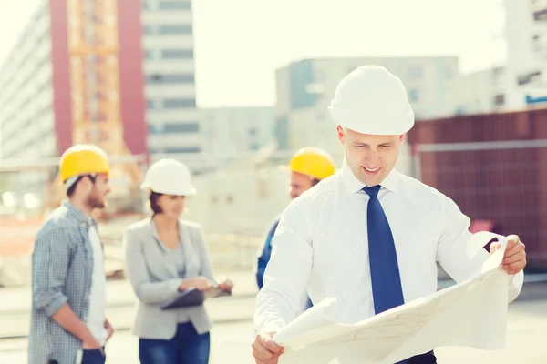 Groupe de constructeurs avec tablette pc et plan — Photo