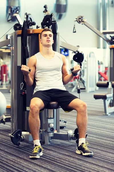 Spor salonu makinede egzersiz adam — Stok fotoğraf