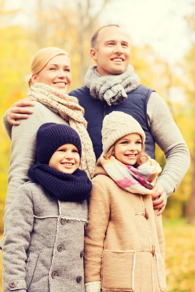 Famille heureuse dans le parc d'automne — Photo