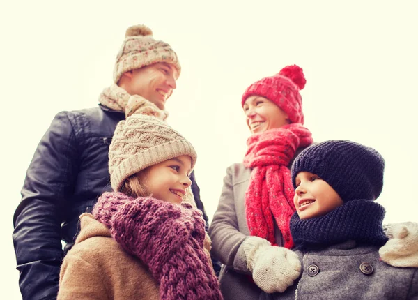 Famille heureuse en plein air — Photo