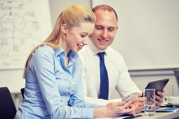 Företagare med smartphone och tablet pc — Stockfoto