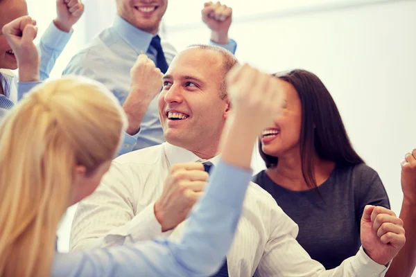 Glimlachende zakenmensen ontmoeten elkaar in functie — Stockfoto