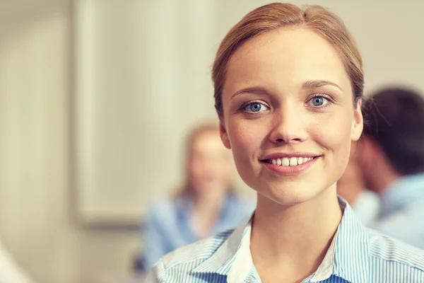 Grupp av leende företagare i office — Stockfoto