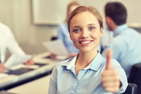 Grupp av leende företagare i office — Stockfoto