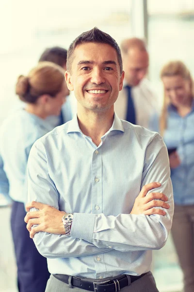 Groep van Glimlachende zakenmensen bijeenkomst in office — Stockfoto