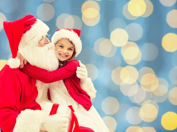 Leende liten flicka med jultomten — Stockfoto