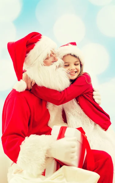 微笑着圣诞老人的小女孩 — 图库照片